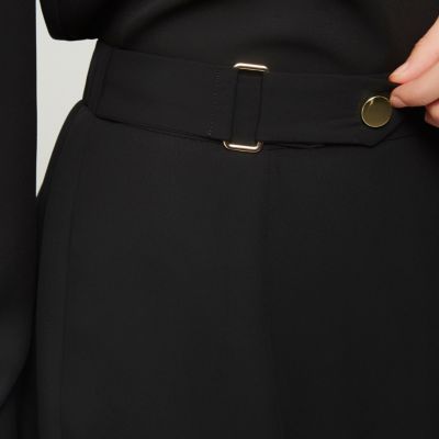 Black buckle waist asymmetric hem skirt